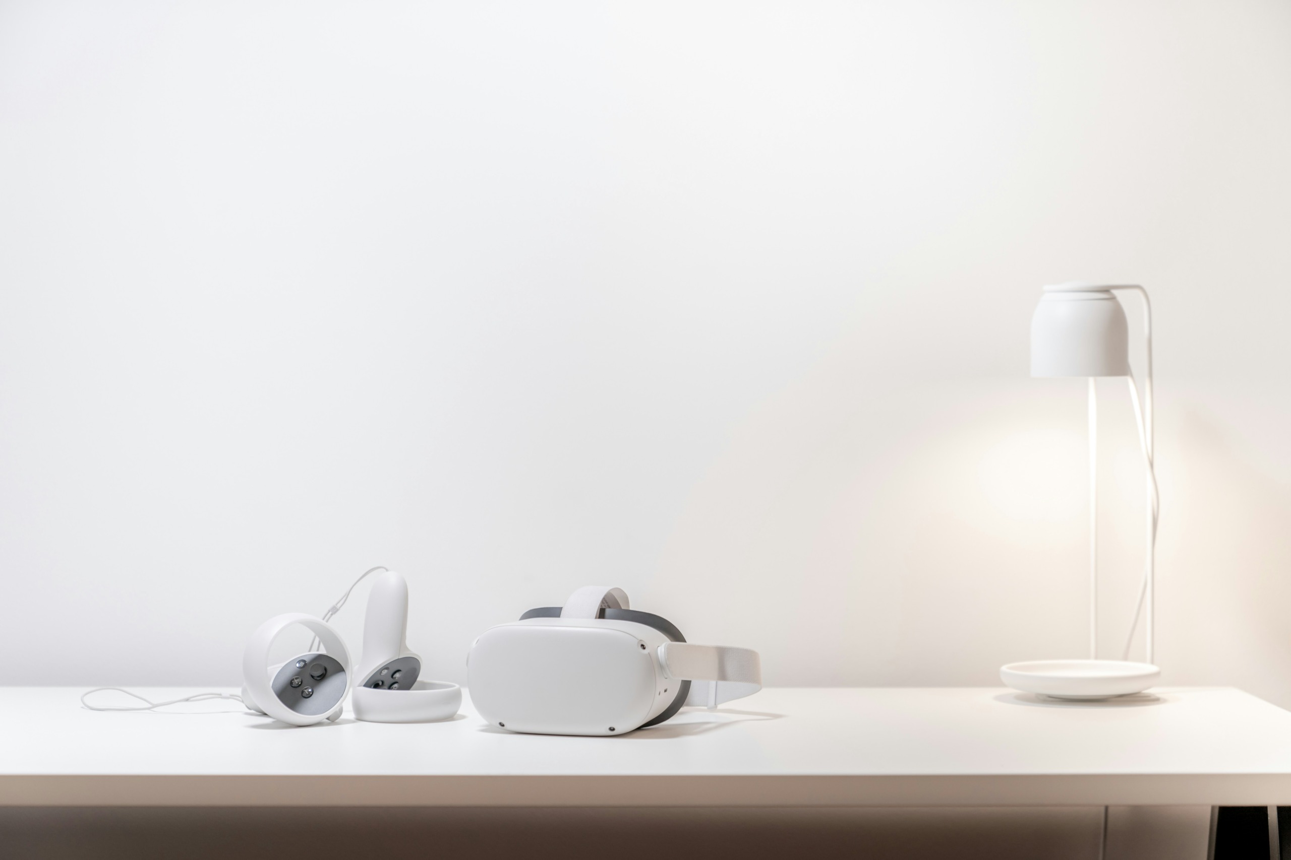 virtual reality kit over white countertop | photo by vinicius amnx amano